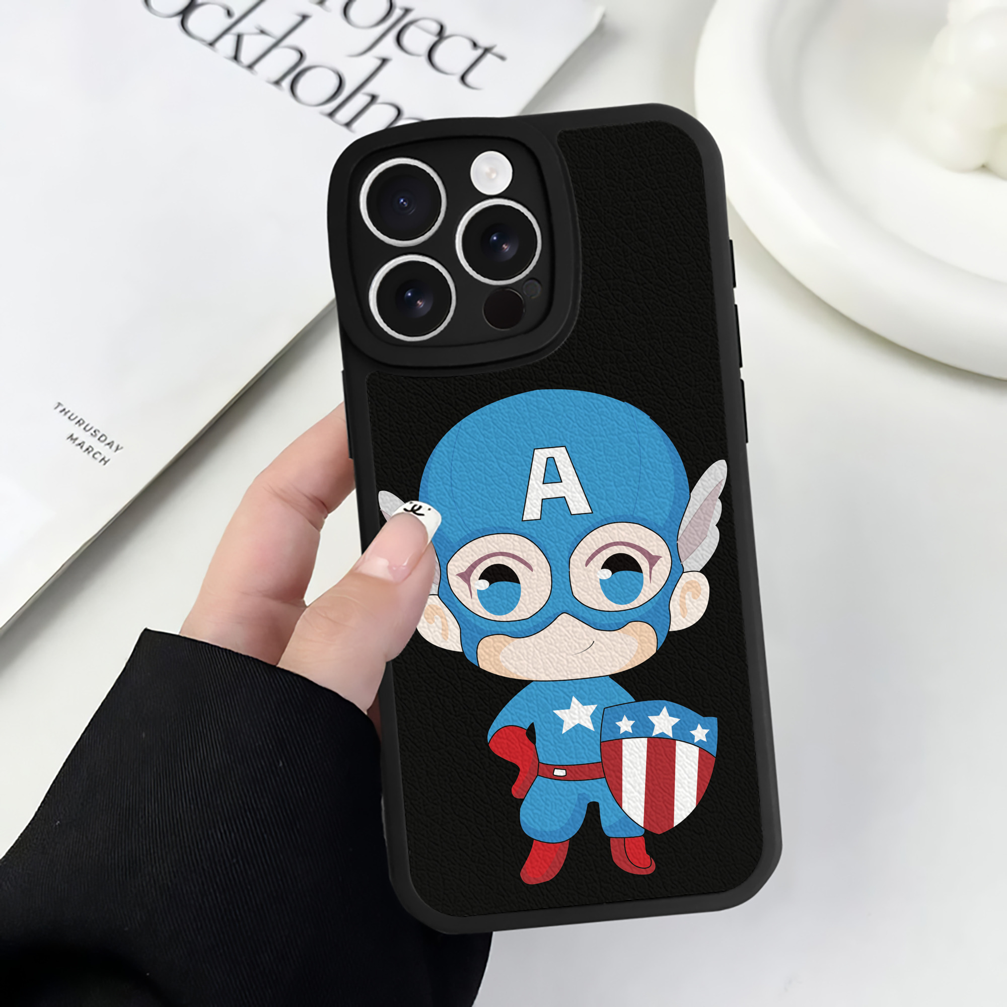 （画像用） アベンジャーズ The Avengers 【iPhone 16シリーズ対応】シリコンスマホケース（レザー調） 材質：シリコン